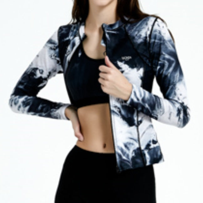 一位女士穿著黑色 4 件套裝運動泳衣 <21211651> - 黑色運動胸罩、緊身褲和拉鍊外套,同時拉著拉鍊。看不到她的臉。.