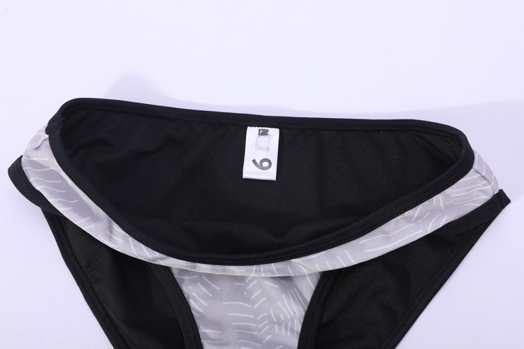 中灰色-MIX&MATCH泳衣下身 <24061473>的特寫,這是一條附有白色 6 號標籤的黑灰色圖案泳褲,平放於光面上。.