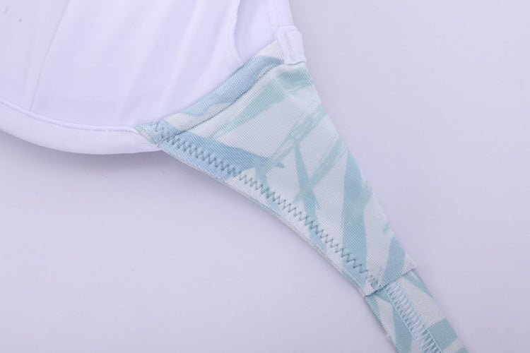 杏色-MIX&MATCH泳衣上身 <23501585>特寫,顯示白色布料與淺藍色圖案錶帶的縫合處,以純白色為背景。.