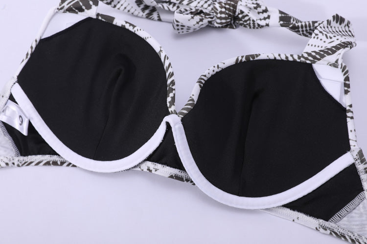 啡色-MIX&MATCH泳衣上身 <23511479>印花肩帶比基尼上衣的特寫,平放於光面上。.