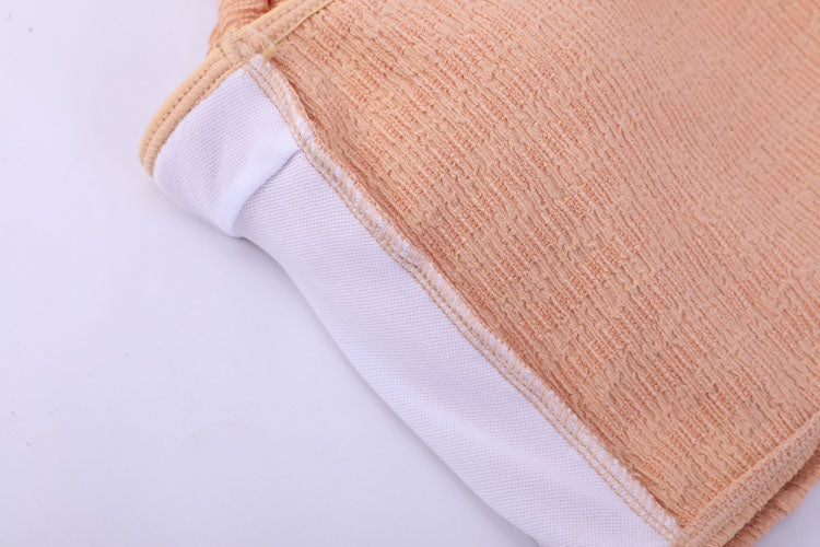 橙-MIX&MATCH泳衣上身 <23551578>的特寫,白色布料邊緣,突出其質感和車縫細節,背景為純白背景。.