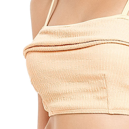 身穿 橙色-MIX&MATCH泳衣上身 <23551578> crop top 的人的特寫,細肩帶和直領口。只有上身軀幹和一隻手臂的一部分可見。.