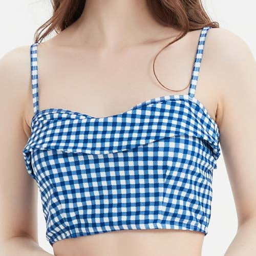 女子身穿藍色-mix&match泳衣上身 <23551695>,以藍白格紋短上衣展現清新日系泳衣魅力。.