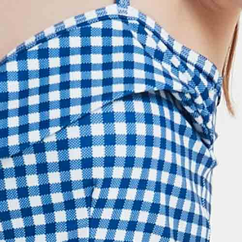 身穿藍色-MIX&MATCH泳衣上身 <23551695>的人的特寫,在素色背景中顯示其肩部和頸部。.