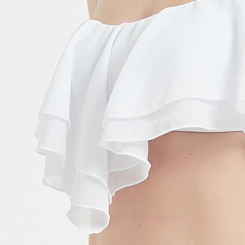 特寫:一個人穿著白色 Center FlareMIX&MATCH 泳衣上身 <23571529>,細緻的褶皺和露肩設計,在素色背景下只展示上胸部和肩膀區域。.