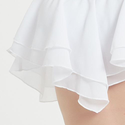 白色 Center FlareMIX&MATCH 泳衣上身 <23571529> 特寫,在素色、淺色背景的映襯下,穿著膝蓋以上的純白色層次褶邊輕薄布料。.