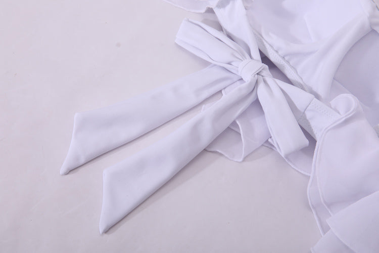 白色 Center FlareMIX&MATCH 泳衣上身 <23571529>特寫,綴有整齊的蝴蝶結。純白微亮的布料與喇叭細節,突顯此款泳衣設計的優雅。.