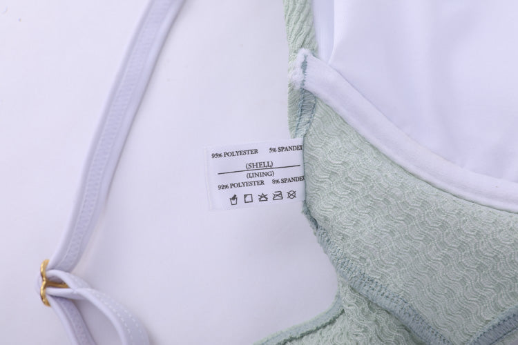 青綠色雙帶舒適MIX&MATCH泳衣上身<23611588>特寫,顯示白色內襯、布料標籤(92%聚酯纖維、8%彈性纖維外殼/內襯)和保養標誌,提供舒適和時尚的支撐。.