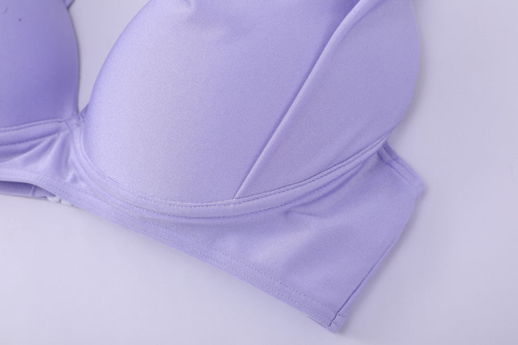 粉紫色雙帶舒適MIX&MATCH泳衣上身 <23611590>特寫,淡紫色雙帶、平滑襯墊布料、簡約縫合細節,在淺色背景上展示。.