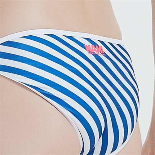 特寫穿著天藍色-MIX&MATCH泳衣下身 <24061472>的人,衣服上有藍白對角條紋,腰帶上有粉紅色的 NAMI 小標誌。背景為素色和淺色。.