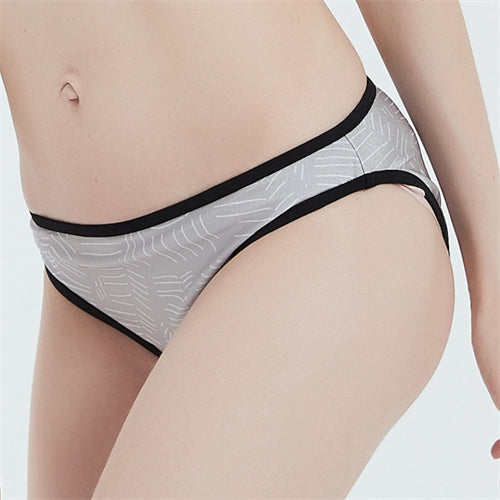 一個人穿著中灰色-MIX&MATCH泳衣下身 <24061473>,淺灰色的泳衣下身,有黑色邊緣和微妙的白色葉子圖案,從腰部到大腿上部在素色背景下顯示。.