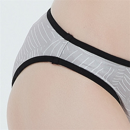 身穿灰色-MIX&MATCH泳衣下身 <24061473>的人物特寫,淺灰色布料搭配白色細線,腰部和腿部開口處有黑色飾邊,襯以素色淺色背景。.