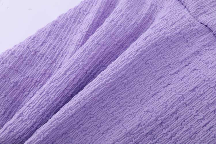 粉紫色高腰裙MIX&MATCH泳衣下身 <24091595>的薰衣草色織物特寫,具有皺紋、波浪狀圖案和柔軟外觀,是追求時尚的顯白泳裝者的理想選擇。.