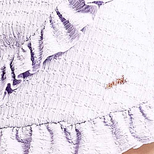 粉紫色高腰裙 MIX&MATCH 泳衣下身 <24091595>的淺紫色質感織物特寫,邊緣呈荷葉邊,靠近右下方有一小塊橘色刺繡標誌。.