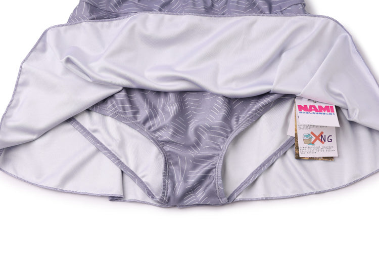 灰色-MIX&MATCH泳衣下身<24101491>的特寫,將內裡和右側的吊牌翻轉過來,突顯百褶高腰設計的低調奢華風格。.