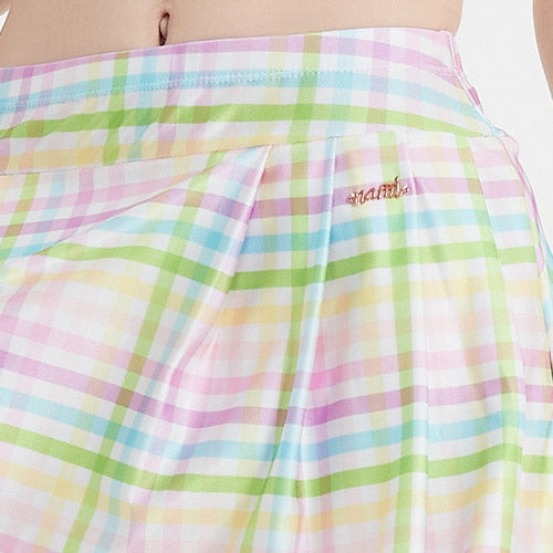 粉色格子白色高腰裙MIX&MATCH泳衣下身<24101701>特寫,粉色、綠色、黃色和藍色褶皺。可見的腰帶上繡有金色的「nanba」標誌。上圖為部分裸露的中腰。.