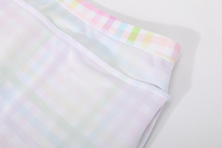 白色高腰裙MIX&MATCH泳衣下身 <24101701>特寫,白底粉彩格紋布料搭配柔軟的多彩格紋腰帶;柔滑輕盈的材質讓人聯想到彩虹格紋比堅尼。.