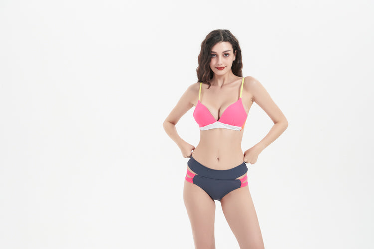 黑色搭帶MIX&MATCH泳衣下身 <24151599>中,一位棕色長髮的女性在白色背景下,對著鏡頭微笑,展現時尚搶眼的泳裝造型。.