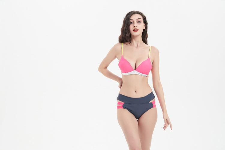 一位棕色長髮的女性身穿粉紅、白色和黃色比基尼上衣,搭配黑色搭帶MIX&MATCH泳衣下身 <24151599>,以純白色為背景。.