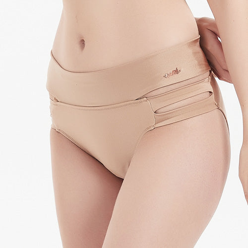 一個人在純白背景下,展示出杏色搭帶MIX&MATCH泳衣下身<24151601>,這是一款高腰米色泳褲,側邊有肩帶,可以修飾身材。.