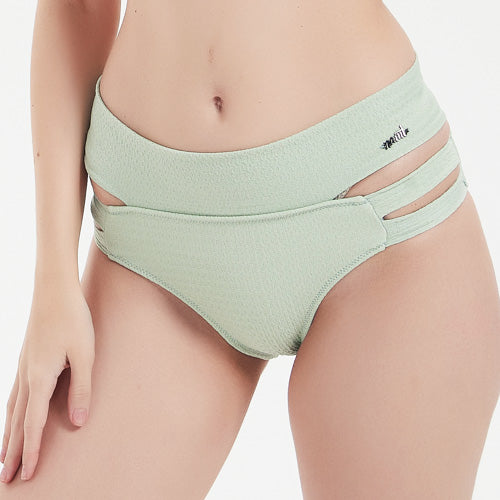 一個人穿著青綠色搭帶MIX&MATCH泳衣下身 <24151606>,側面有剪裁,非常適合修飾身材泳褲的粉絲,站在純白背景下。.