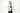 一位身穿卡其色撥水防風外套 <20221543-103> 和黑色運動胸罩的女性站在純白背景下，一面調整她時尚簡約的外套，一面凝視著側面。.