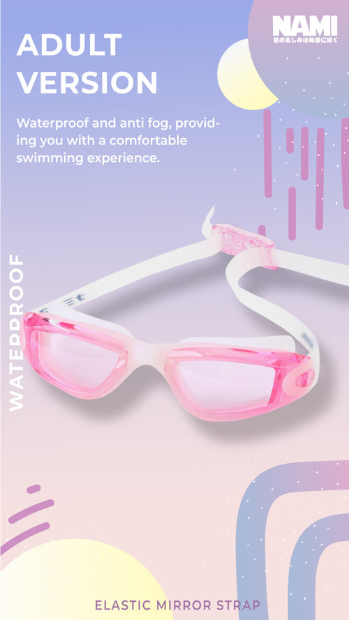 粉紅色和白色的游泳護目鏡，配上鬆緊帶，在色彩繽紛的抽象粉彩背景中展現。文字強調特色：防水、防霧、舒適、彈性鏡帶、成人版。.