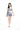 一名女子赤腳站在白色背景中，身穿中灰色-MIX&MATCH泳衣上身 <23551488>淺灰色細肩帶作物上衣和高腰喇叭迷你裙。她留著深色長髮，表情中性。.