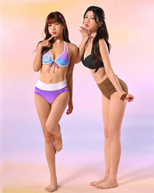 在柔和的粉彩背景下，兩位女士一起擺姿勢。其中一位穿著色彩繽紛的比基尼，手放在臀部站立；另一位則穿著黑色和棕色的比基尼，身體微微前傾，做出俏皮的親吻表情。.