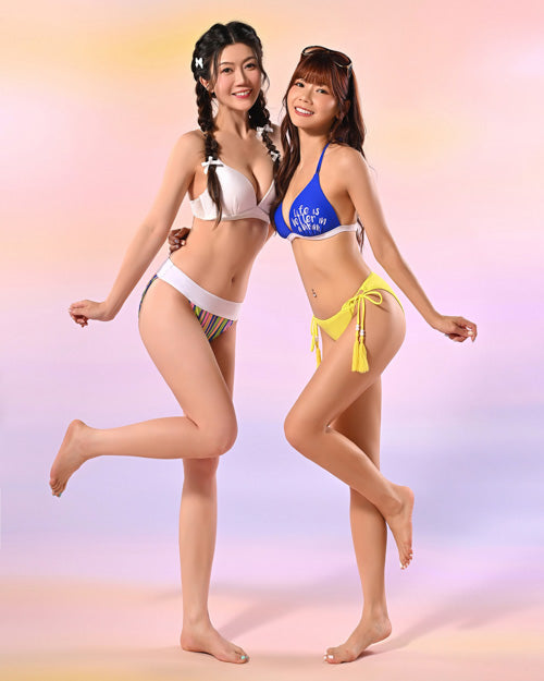 兩位穿著成衣的女士擺姿勢拍照。.